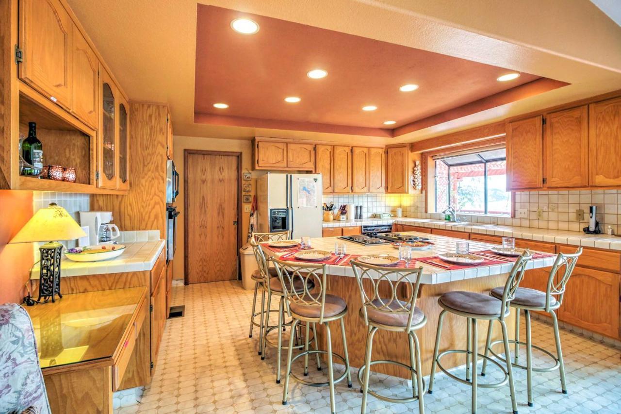 Spacious Kelseyville Home With Large Lakefront Deck! Екстериор снимка